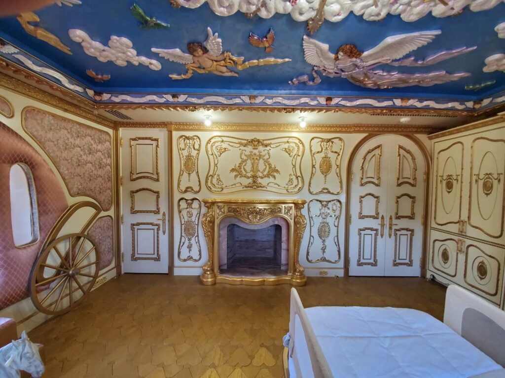 Elegant wall finishes in Angel Room by Andrea D'Alessio