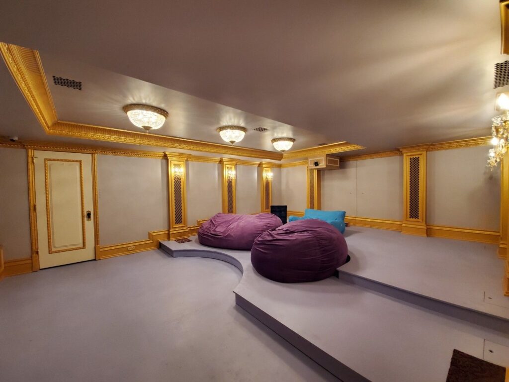 Spacious layout of luxury theater room by Andrea D'Alessio